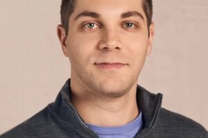 Philip Clark z Thrive Capital bol povýšený na partnera.