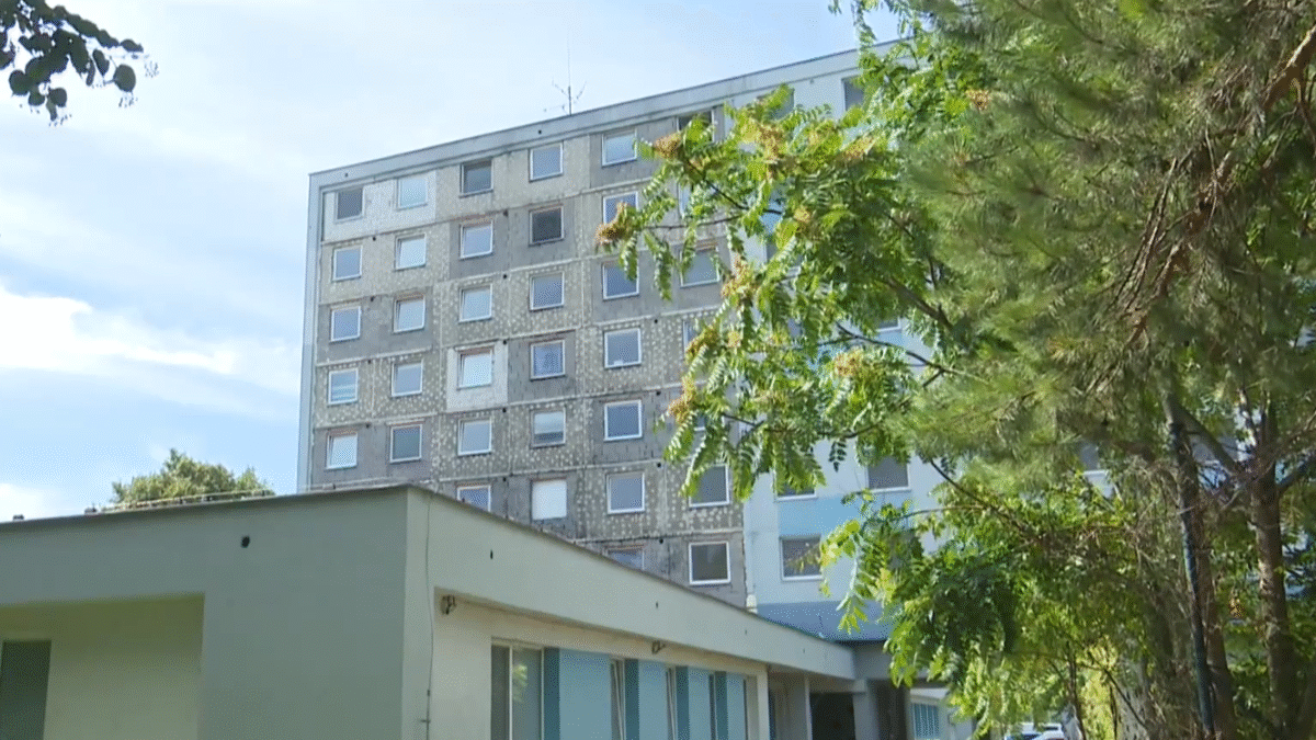 Snimka-obrazovky-2025-09-02-180620-e1756829207409.png Vyhoretý internát v Nitre je v prevádzke, no v obmedzenom režime.