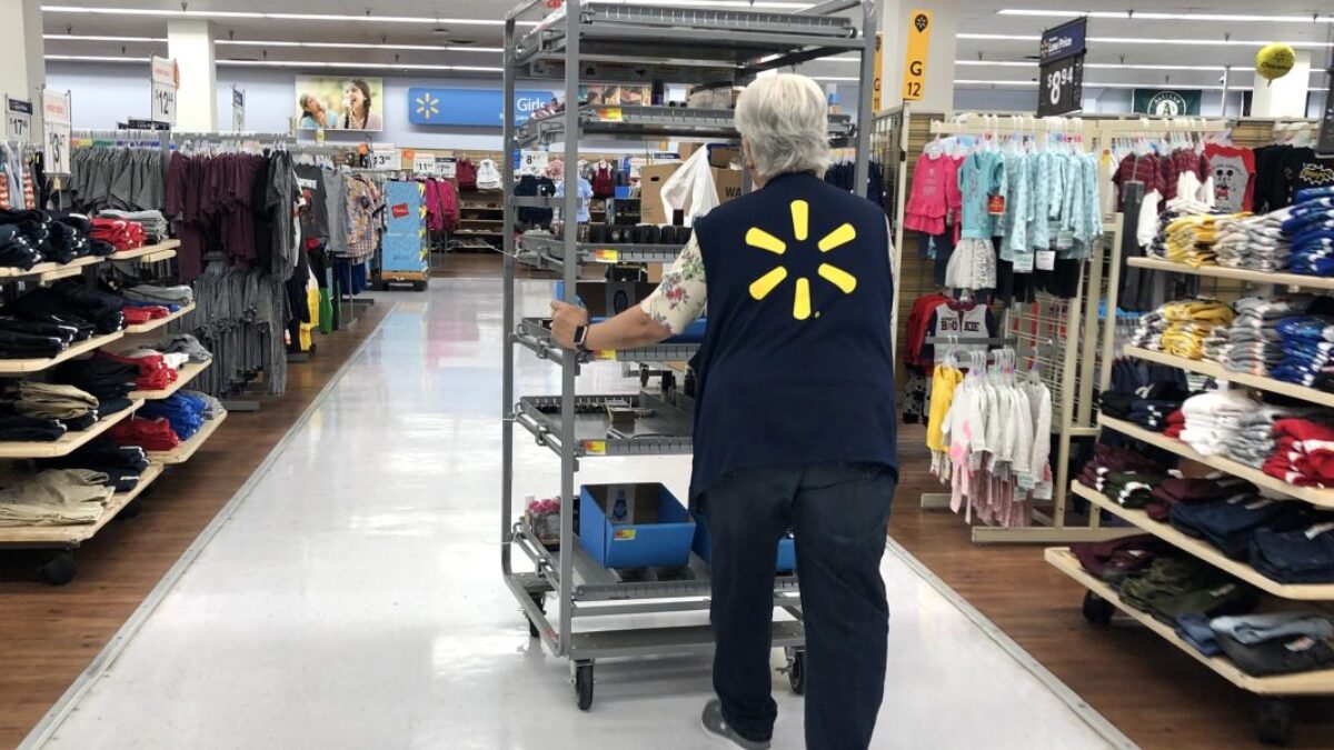 Walmart a Target údajne nútia zamestnancov odstraňovať štítky z odevov.