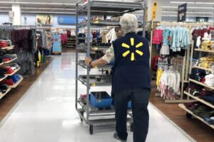 GettyImages-1168244477-e1756842010927.jpg Walmart a Target údajne nútia zamestnancov odstraňovať štítky z odevov.