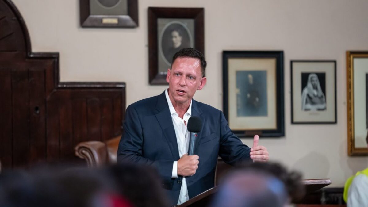 Peter Thiel organizuje 4 súkromné, vypredané prednášky o Antikristovi v klube v San Franciscu.