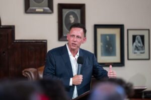Peter Thiel organizuje 4 súkromné, vypredané prednášky o Antikristovi v klube v ...