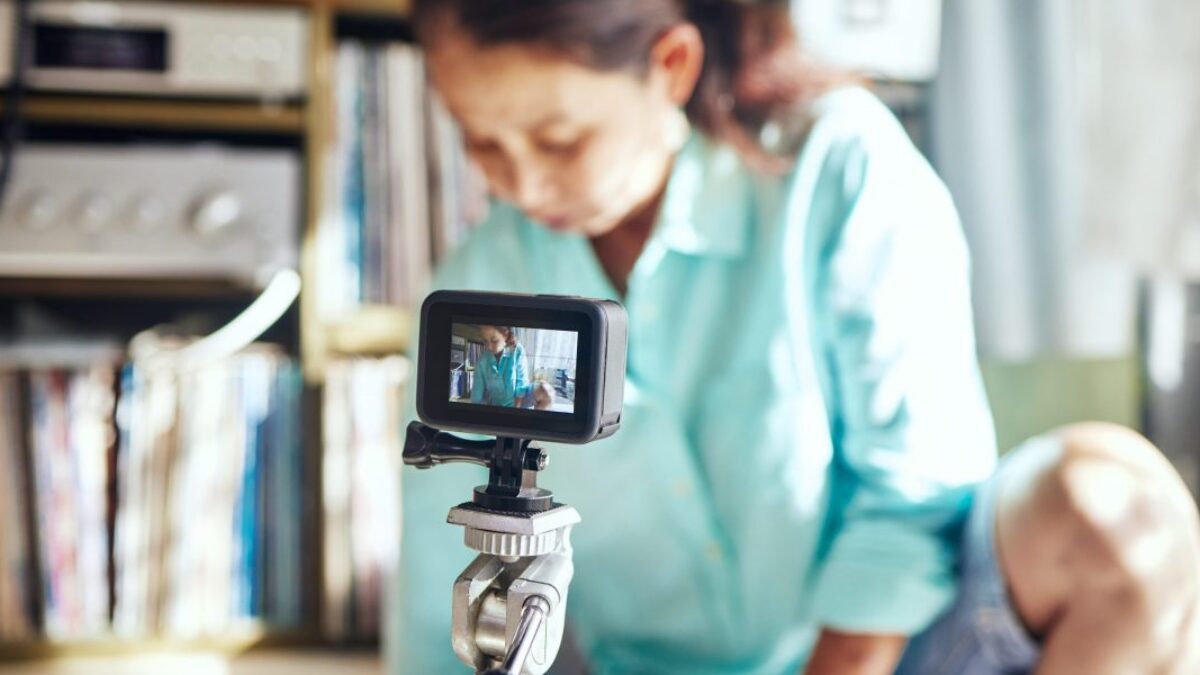 Škrty vo financovaní tlačia neziskové organizácie do pozície influencerov na YouTube a v podcastoch.