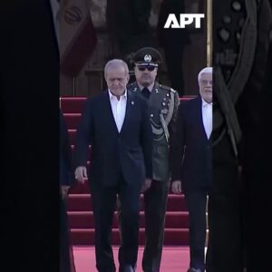 Iránsky prezident Pezeshkian odcestoval do Číny na summit SCO v Tianjine.