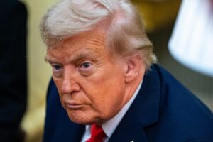 Trump plánuje vysokú daň na dovážané lieky, čím riskuje vyššie ceny a nedostatok...