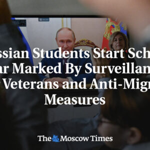 Ruskí študenti začínajú školský rok poznačený dohľadom, vojnovými veteránmi a pr...