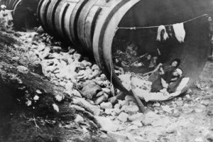 Megazemetrasenie. Matky utekali s deťmi v náručí, bez toho, aby vedeli kam, hovo...