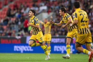 Forma Dunajskej rastie. Trnavčania po facke zrazení na zemi, fanúšikovia hostí s...