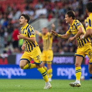 Forma Dunajskej rastie. Trnavčania po facke zrazení na zemi, fanúšikovia hostí s...