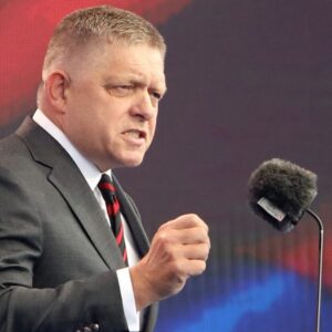 Slovensko míňa viac než si vie dovoliť.