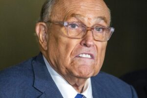 Rudy Giuliani utrpel zlomeninu stavca pri autonehode po tom, čo ho „zastav...