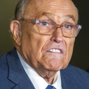 Rudy Giuliani utrpel zlomeninu stavca pri autonehode po tom, čo ho „zastav...