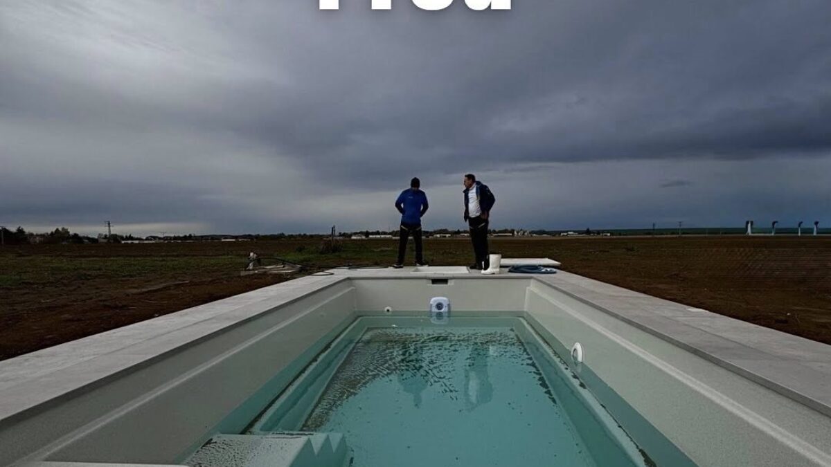 Montáž zastrešenia a zazimovanie bazéna. Všetko zvládnuté v priebehu jedného dňa.