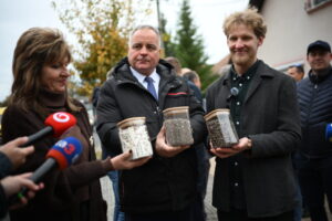 BSK: Sme svetoví! Bratislavský kraj asfaltuje cesty s prímesami recyklovaných oh...