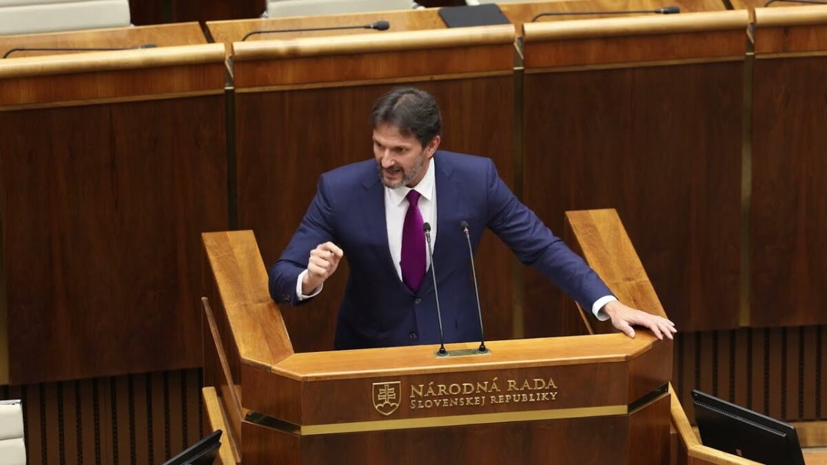 R. KALIŇÁK: AROGANCIA PANI POSLANKYŇE JE SCHOPNÁ ÍSŤ DOKONCA AJ CEZ MŔTVOLY