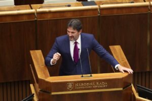 R. KALIŇÁK: AROGANCIA PANI POSLANKYŇE JE SCHOPNÁ ÍSŤ DOKONCA AJ CEZ MŔTVOLY