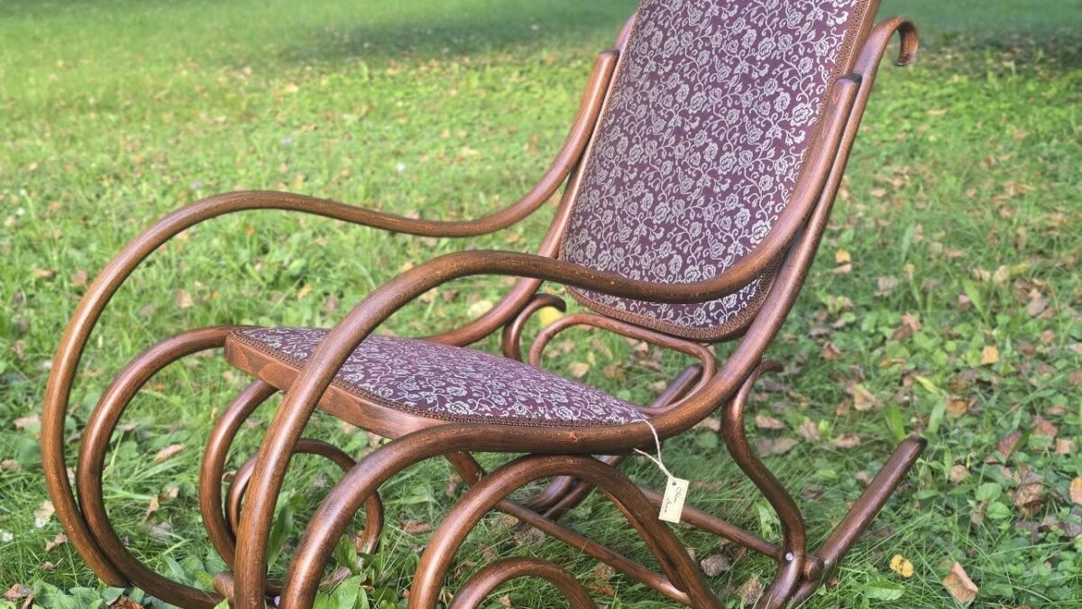 Martin Andraško: S veľkou radosťou vám predstavujem znovuzrodenie tohto nádherného hojdacieho kresla v štýle Thonet. Tento konkrétny kúsok, datovaný do rokov cca 1880–1920, je skutočný unikát a ja som mu vrátil pôvodn