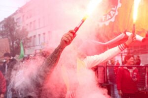 Belgicko: Slzný plyn, potýčky a zrušené lety, keď tisíce ľudí organizujú generál...