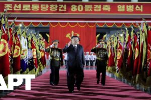 Severná Kórea predviedla vojenskú silu na pompéznej prehliadke v Pchjongjangu.