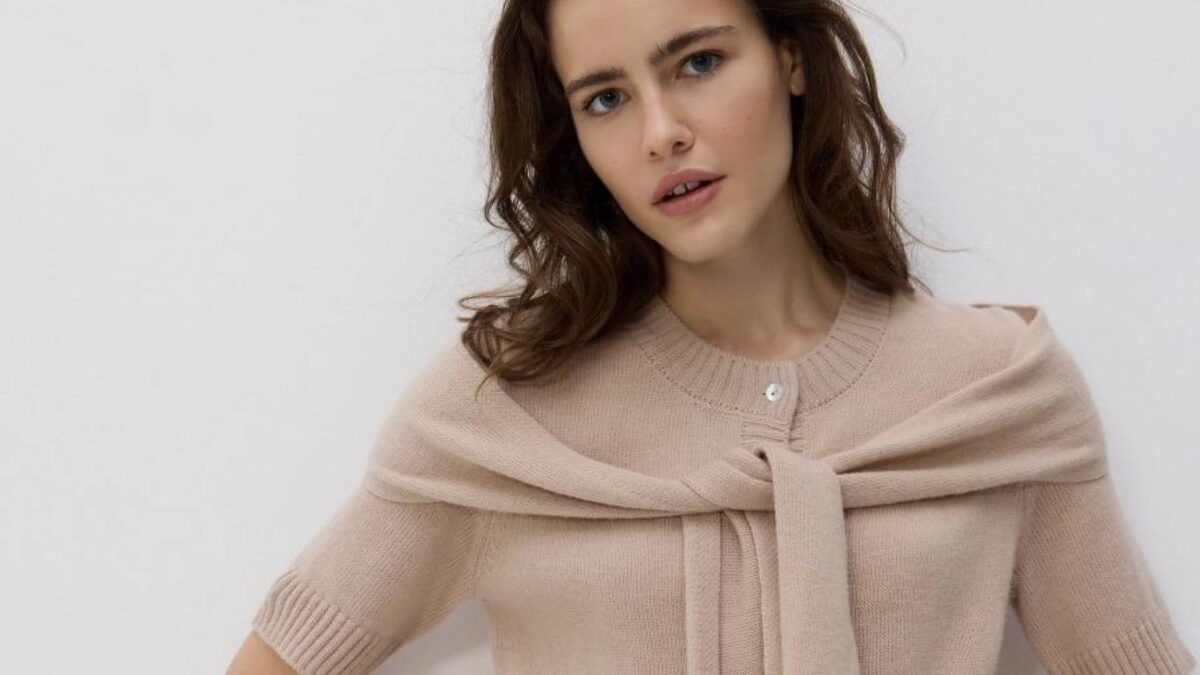 Ako na jeseň nosiť sveter? Rozhodne nie na tele! Štýlovo ho prehoďte cez ramená alebo uviažte ako šál,