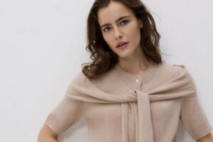 Ako na jeseň nosiť sveter? Rozhodne nie na tele! Štýlovo ho prehoďte cez ramená ...