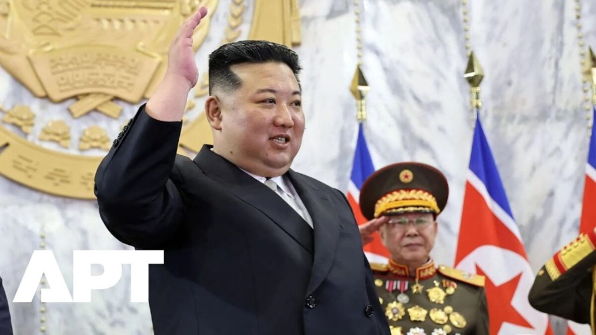 Kim Čong-un oslavuje 75. výročie KĽDR vojenskou prehliadkou v Pchjongjangu.