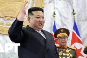 Kim Čong-un oslavuje 75. výročie KĽDR vojenskou prehliadkou v Pchjongjangu. Kim Čong-un oslavuje 75. výročie KĽDR vojenskou prehliadkou v Pchjongjangu.