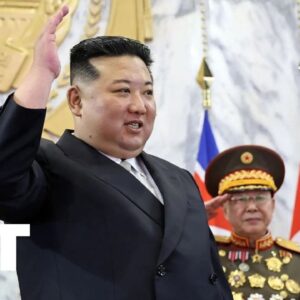 Kim Čong-un oslavuje 75. výročie KĽDR vojenskou prehliadkou v Pchjongjangu.