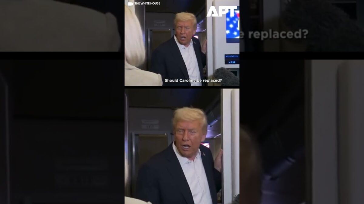 Má Caroline skončiť? Trump vtipkuje pri odpovedaní novinárom.