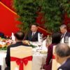 Kim Čong-un hostí zahraničné delegácie a predvádza raketu Hwasong-20.