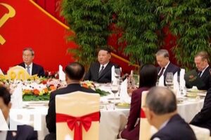 Kim Čong-un hostí zahraničné delegácie a predvádza raketu Hwasong-20.