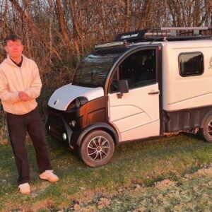 Našiel dieru v zákone. V 16 rokoch najazdil tisíce kilometrov v minikaravane.