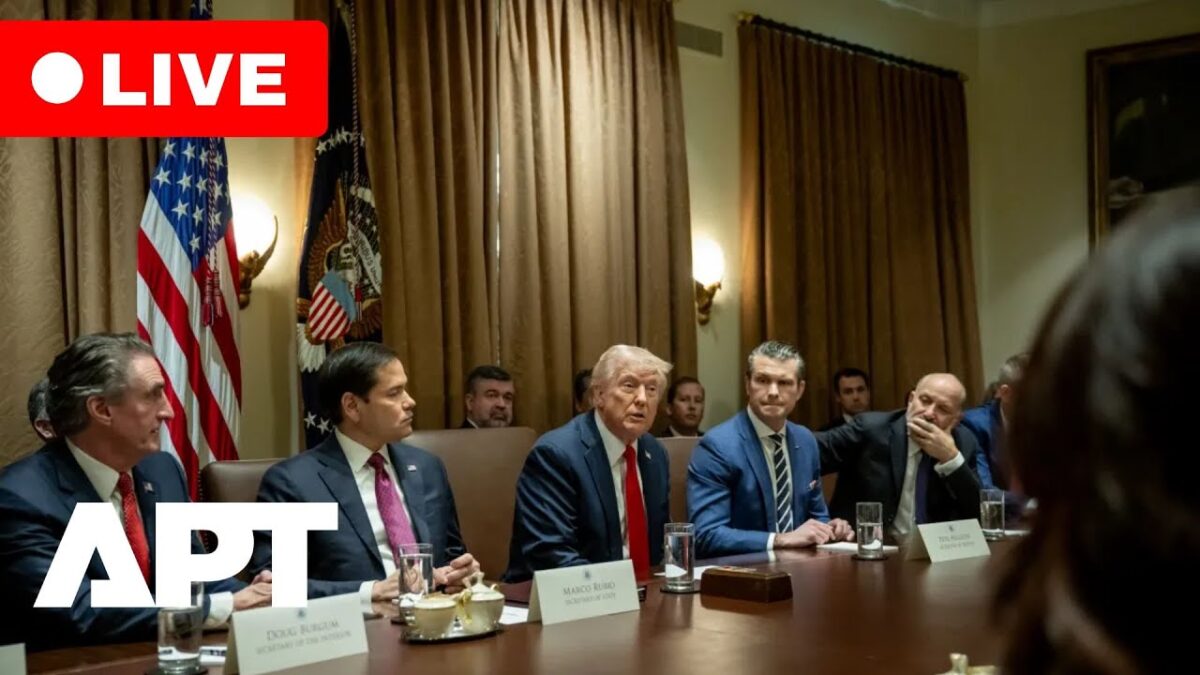 Trump podpisuje vyhlásenie ku Dňu Krištofa Kolumba a zdraví Talianov.