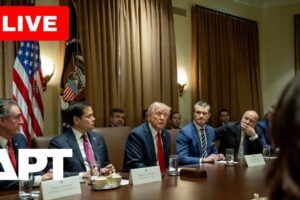 Trump podpisuje vyhlásenie ku Dňu Krištofa Kolumba a zdraví Talianov.