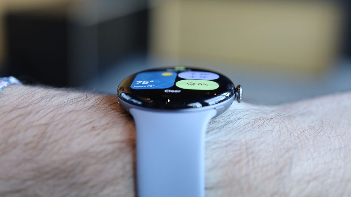 Pixel Watch 4 kraľuje: Prekonáva Apple Watch!