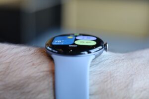 Pixel Watch 4 kraľuje: Prekonáva Apple Watch!