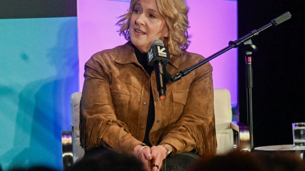 Brené Brown tvrdí, že kľúčom k prežitiu umelej inteligencie je odmietnutie rád Jacka Welcha a prijatie ľudskosti. Problém je, že ľudia sa „navzájom neznesú“.