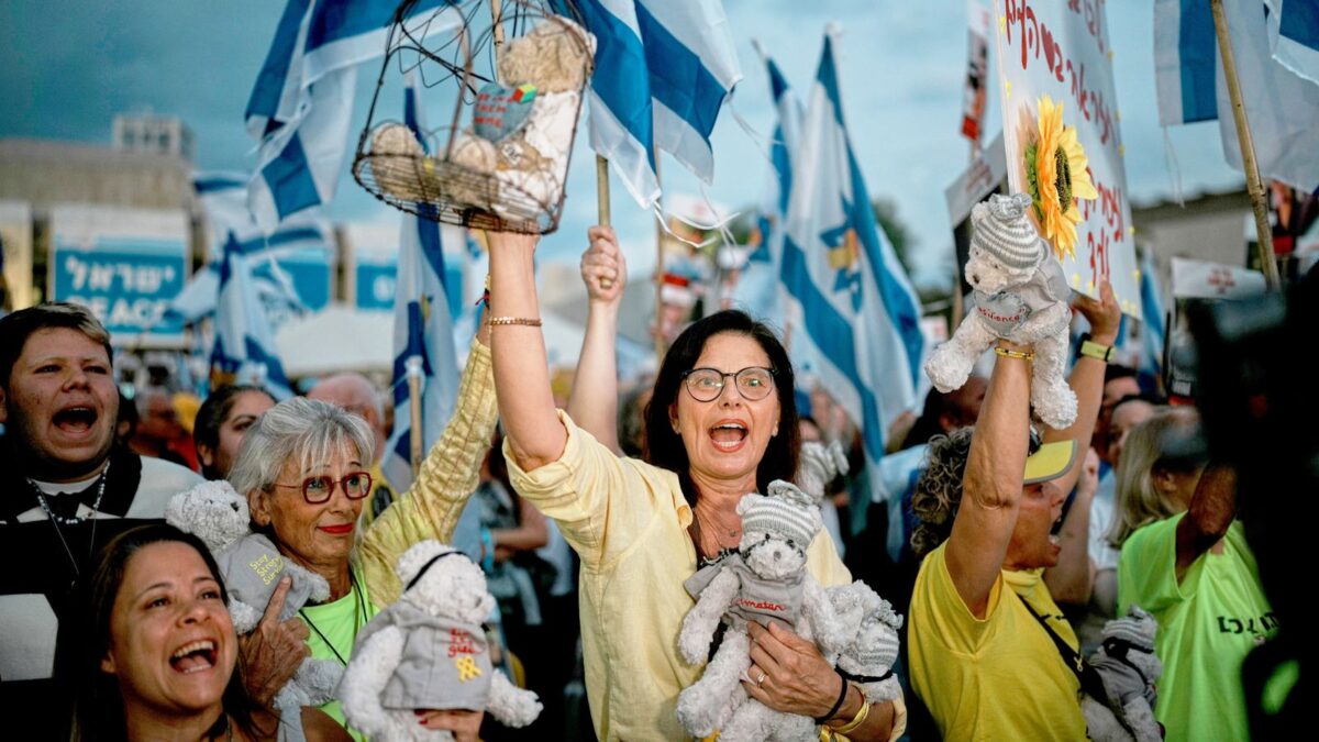 Izrael: Skandovanie frustrácie sa v Tel Avive mení na oslavné piesne, keď davy vítajú rukojemníkov