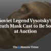 Posmrtná maska sovietskej legendy Vysockého pôjde do dražby