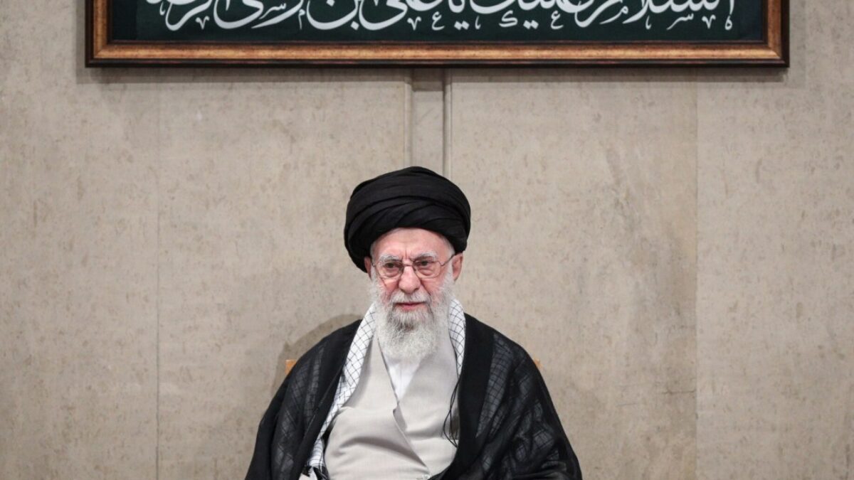 Zatiaľ čo sa Blízky východ zjednocuje okolo prímeria v Gaze, Irán zažíva jedno zo svojich najslabších období od roku 1979.