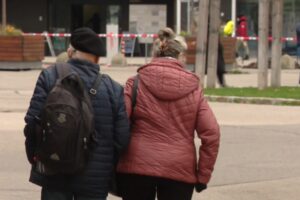 Takmer každému seniorovi už volali podvodníci.