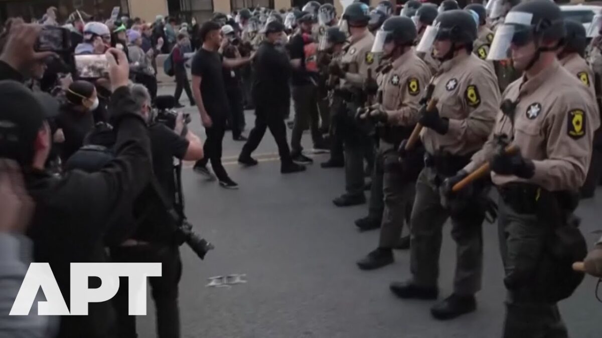 Sledovať napätú situáciu: Protestujúci sa stretávajú s políciou pri zariadení ICE v Illinois.