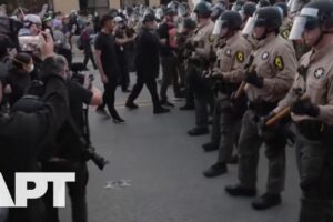 Sledovať napätú situáciu: Protestujúci sa stretávajú s políciou pri zariadení Sledovať napätú situáciu: Protestujúci sa stretávajú s políciou pri zariadení IC...