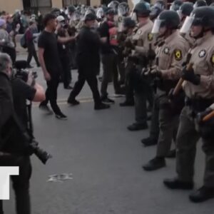 Sledovať napätú situáciu: Protestujúci sa stretávajú s políciou pri zariadení IC...