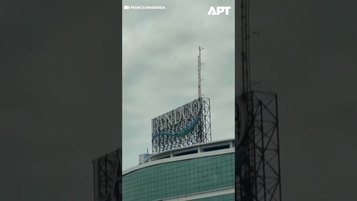 Smrteľné zemetrasenie s magnitúdou 7,5 zasiahlo južné Filipíny a vyvolalo paniku pre hrozbu cunami.