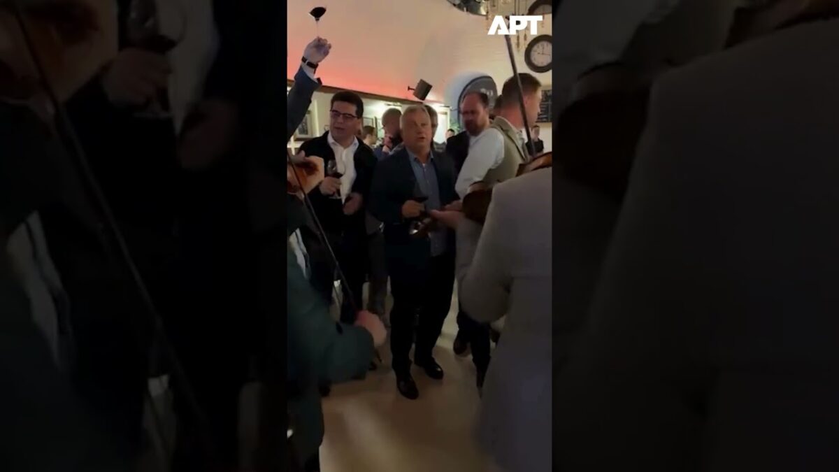 Orbán spieva a pripíja si pred zjazdom UDMR.