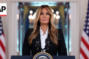 Melania Trumpová hovorí, že sa osem detí vysídlených vojnou na Melania Trumpová hovorí, že sa osem detí vysídlených vojnou na Ukrajine znovu st...