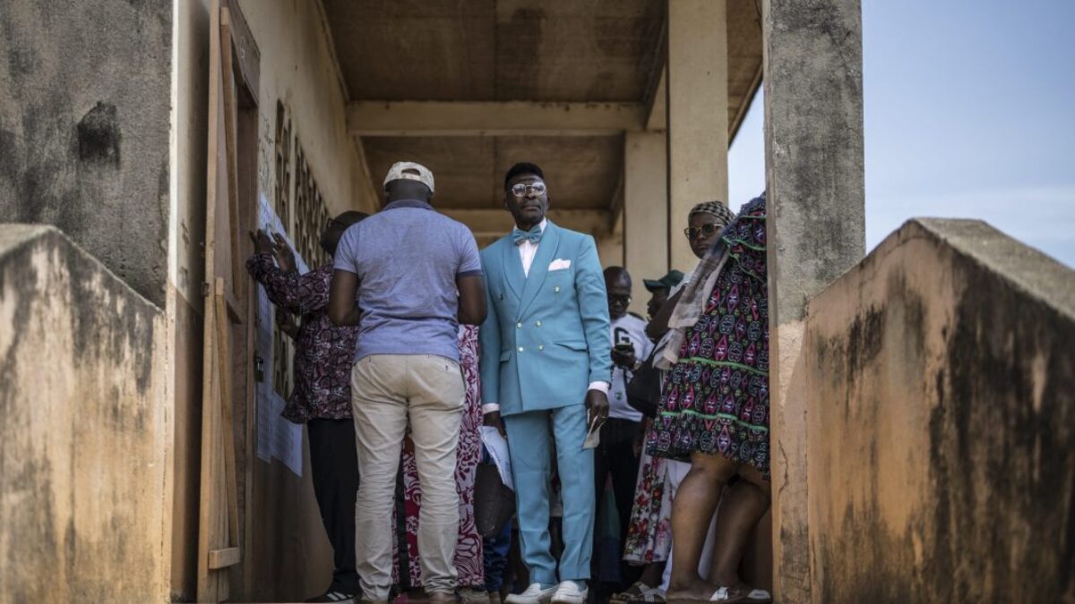 GettyImages-2240188212-e1760287034218.jpg Príliš starý na vládnutie a nuda poznať za prezidenta len jeho: Kamerunskí mileniáli a generácia Z čelia ôsmemu funkčnému obdobiu ich 92-ročného vodcu.