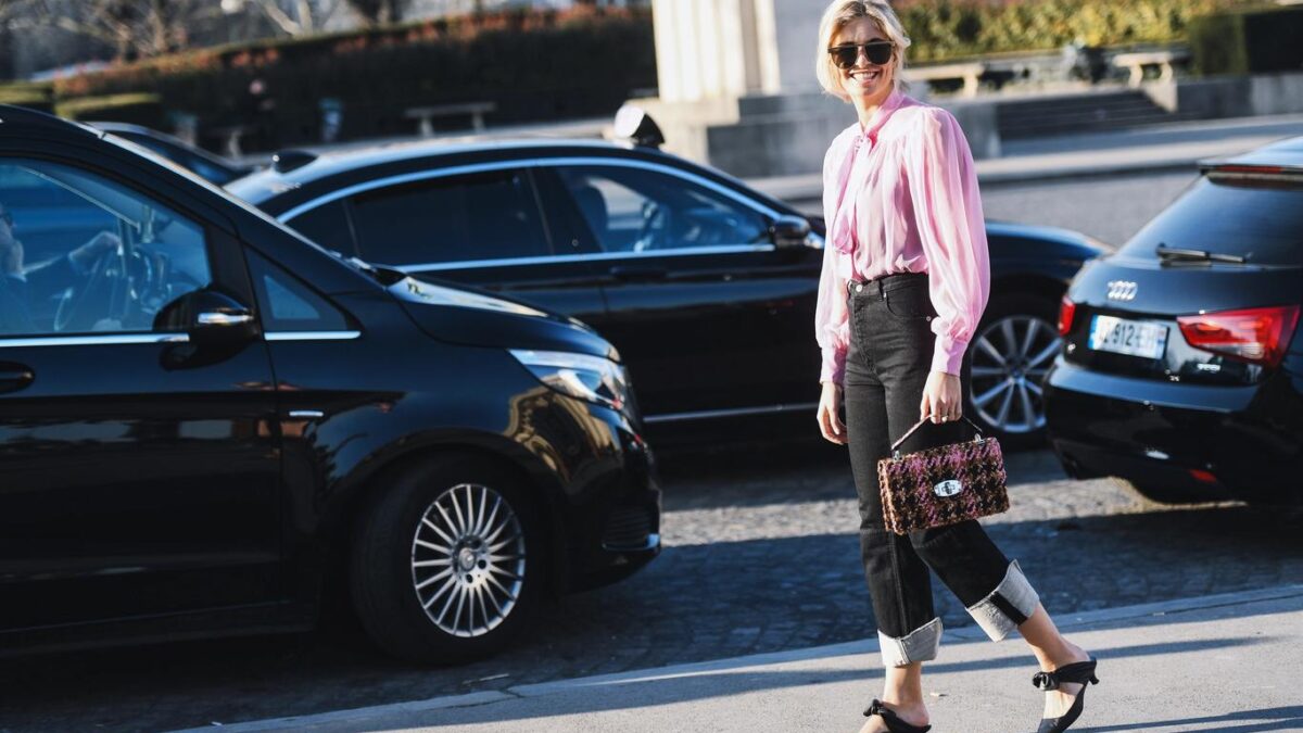 Džínsový hit z 90. rokov je späť: Ohrňovanie nohavíc je v roku 2025 opäť povolené.