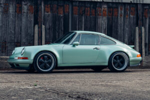 Ľadovo zelená Porsche 911 964 od Theona stvorená pre jazdu